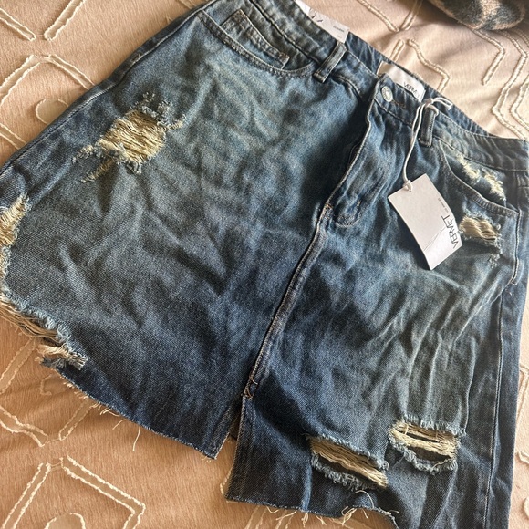 New Vervet Women’s Blue Claudia Distressed Denim mini skirt - Picture 3 of 6